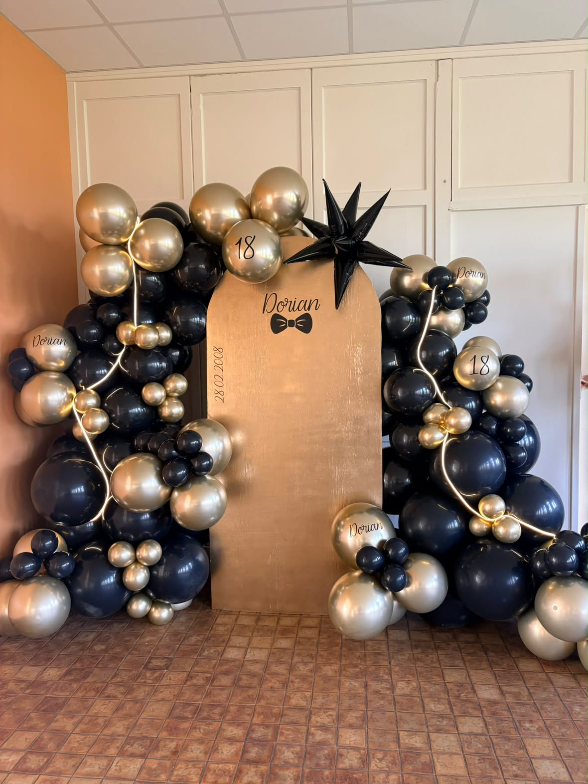 Décoration d'anniversaire en noir et or